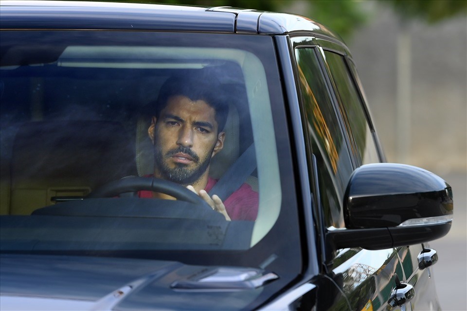 Luis Suarez phải rời Barcelona vì đòi hỏi không hợp lý. Ảnh: AFP Luis Suarez phải rời Barcelona vì đòi hỏi không hợp lý. Ảnh: AFP