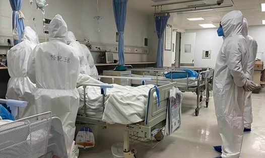Một bệnh nhân COVID-19 được điều trị ở Vũ Hán hồi tháng 1 năm nay. Ảnh: AFP.