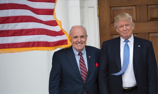 Tổng thống Donald Trump và luật sư riêng Rudy Giuliani. Ảnh: AFP