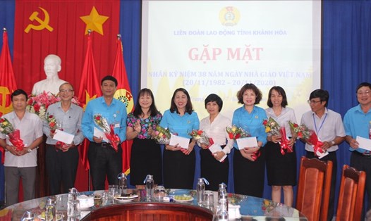 Lãnh đạo LĐLĐ Khánh Hoà gặp mặt và tri ân các cán bộ công đoàn công tác trong ngành giáo dục nhân kỉ niệm Ngày Nhà giáo Việt Nam. Ảnh:Phương Linh