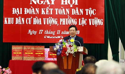 Phó Thủ tướng Phạm Bình Minh chung vui với bà con khu dân cư Hòa Vượng trong Ngày hội Đại đoàn kết dân tộc. Ảnh: VGP/Hải Minh
