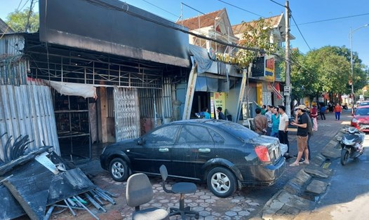 Hiện trường sau vụ cháy 2 cửa hàng liền kề ở đường Vũ Quang. Ảnh: Trần Tuấn.