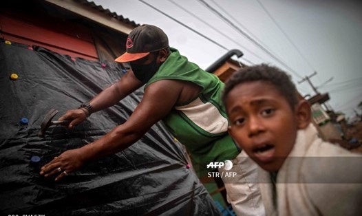 Người dân Nicaragua gia cố nhà cửa trước khi cơn bão Iota đổ bộ. Ảnh: AFP