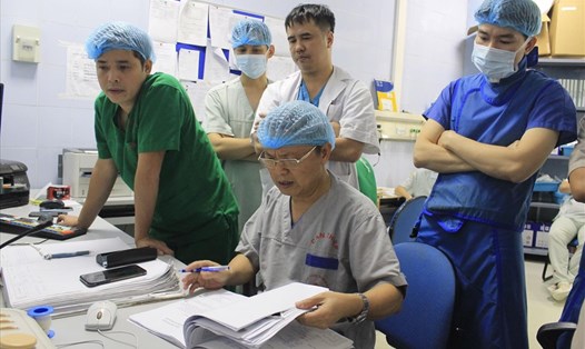 GS Lê Ngọc Thành đang hướng dẫn học trò trong một ca can thiệp tim mạch. Ảnh: Thanh Xuân