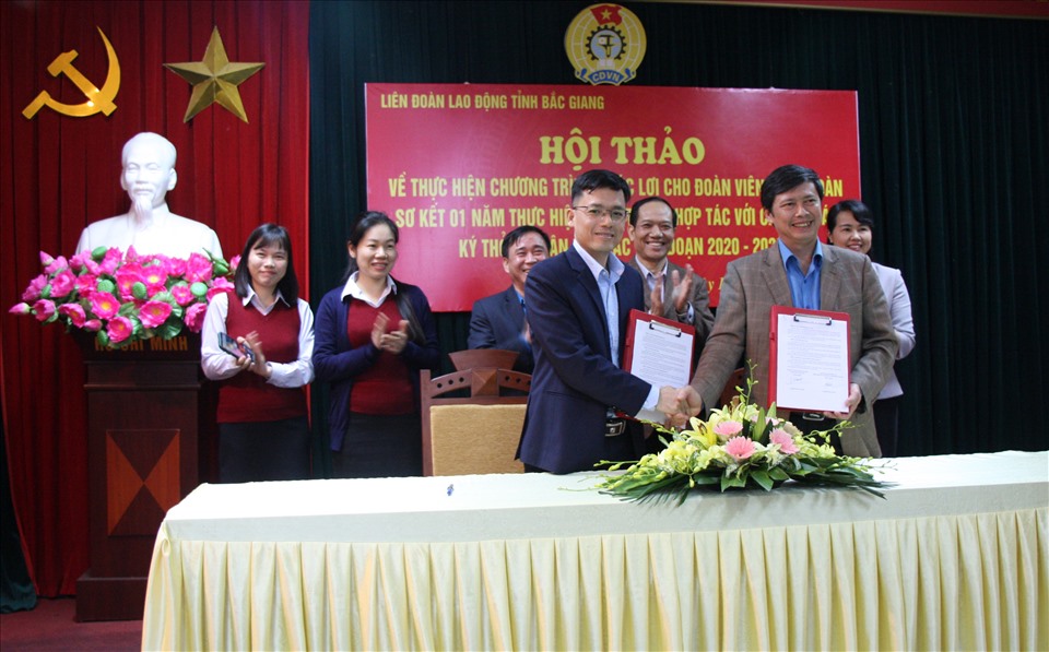 Ông Nguyễn Văn Cảnh - Chủ tịch LĐLĐ tỉnh Bắc Giang - ký kết thoả thuận hợp tác với đại diện đối tác. Ảnh: N.Huyền