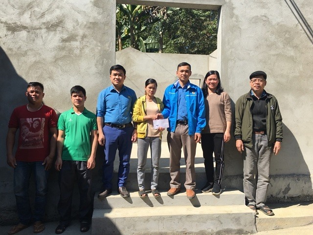 Lãnh đạo LĐLĐ huyện Bảo Lâm trao hỗ trợ tới gia đình chị Sứ. Ảnh: Lương Văn Nghiêm