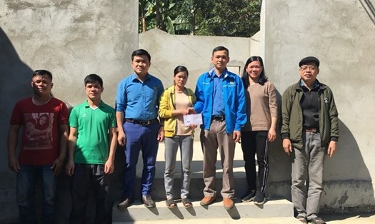 Lãnh đạo LĐLĐ huyện Bảo Lâm trao hỗ trợ tới gia đình chị Sứ. Ảnh: Lương Văn Nghiêm