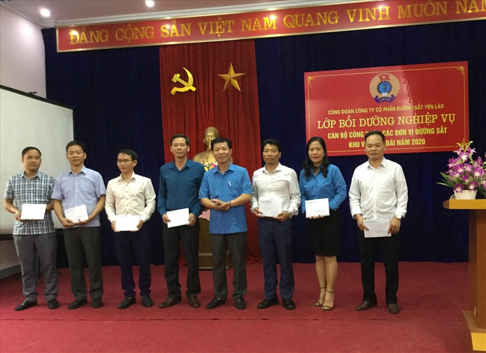 Ông Mai Thành Phương (thứ tư từ phải sang) - Chủ tịch Công đoàn Đường sắt Việt Nam trao giấy chứng nhận bồi dưỡng nghiệp vụ cho các đại diện học viên. Ảnh: CĐ ĐS