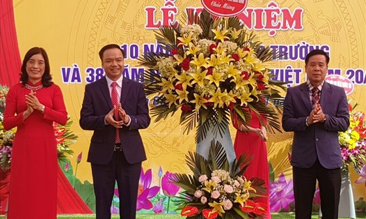 Đại diện lãnh đạo LĐLĐ tỉnh Ninh Bình tặng hoa chúc mừng kỷ niệm 10 năm ngày thành lập trường và 38 năm Ngày nhà giáo Việt Nam. Ảnh: NT