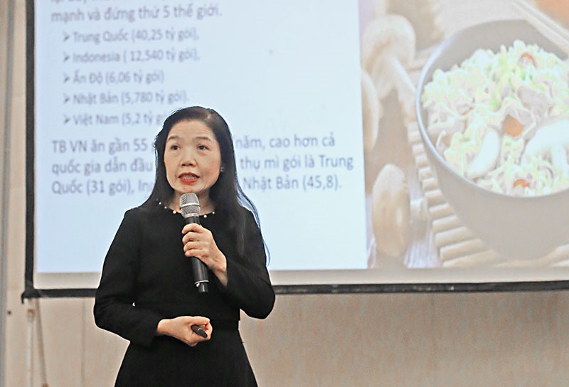 PGS.TS.BS Lê Bạch Mai trình bày tham luận về tác động của mỳ ăn liền trong cuộc sống hiện đại. Ảnh Miu Linh