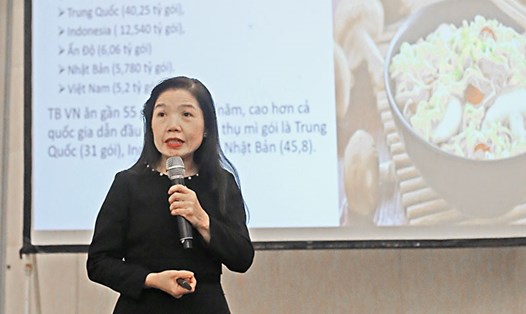PGS.TS.BS Lê Bạch Mai trình bày tham luận về tác động của mỳ ăn liền trong cuộc sống hiện đại. Ảnh Miu Linh