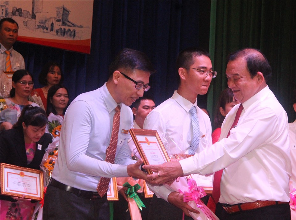 Lê Minh Tấn (phải), Giám đốc Sở LĐTBXH TPHCM trao giải Nhất cho các nhà giáo có bài giảng đoạt giải Nhất. Ảnh Đức Long