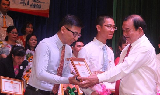 Lê Minh Tấn (phải), Giám đốc Sở LĐTBXH TPHCM trao giải Nhất cho các nhà giáo có bài giảng đoạt giải Nhất. Ảnh Đức Long