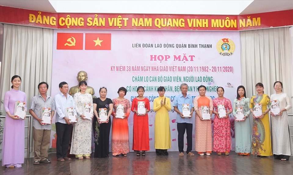Các giáo viên nhận quà chăm lo của tổ chức Công đoàn. Ảnh Ngọc Thiện