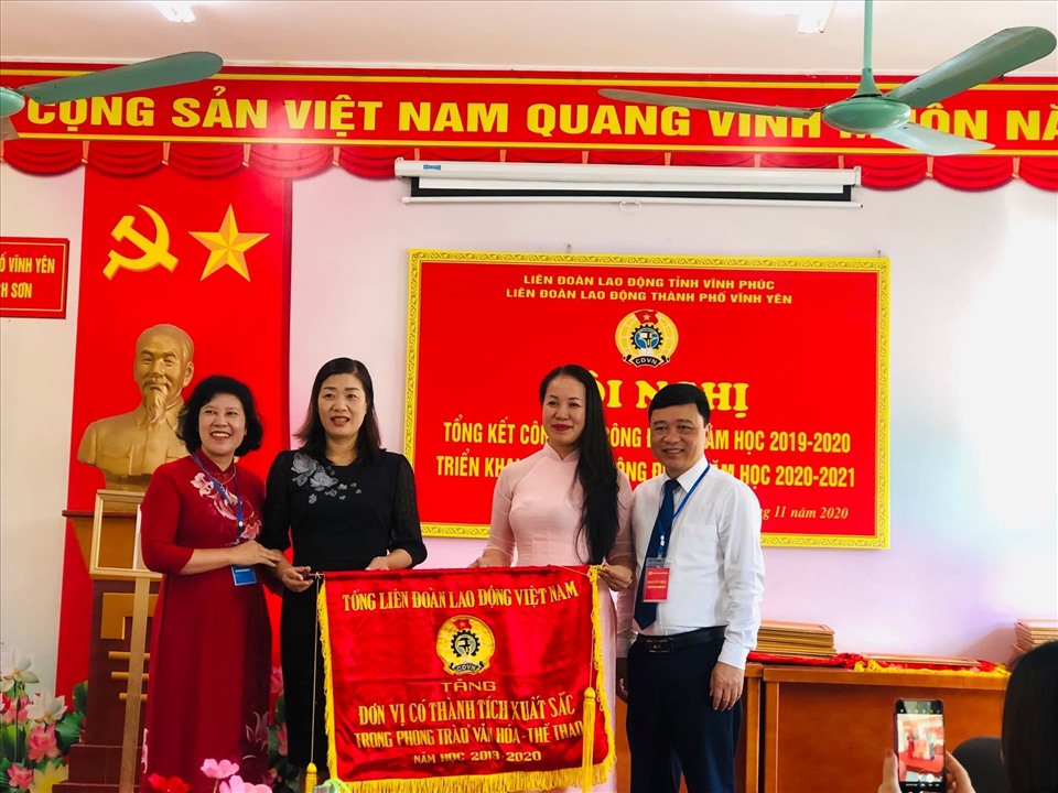 Bà Nguyễn Thị Thuý Hà - Phó Chủ tịch Thường trực LĐLĐ tỉnh trao Cờ chuyên đề Văn hóa – Thể thao của Tổng LĐLĐVN cho Công đoàn trường Tiểu học Liên Bảo. Ảnh: Quốc Hương