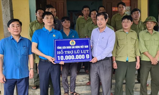 Phó Chủ tịch Tổng LĐLĐ VN Ngọ Duy Hiểu trao hỗ trợ cho trạm bảo vệ rừng Thác Voi. Ảnh: Lê Phi Long