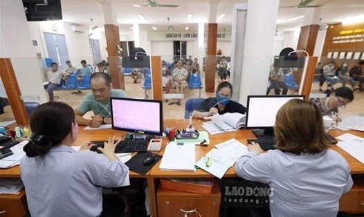Người lao động đến giải quyết chế độ bảo hiểm thất nghiệp tại Trung tâm Dịch vụ Việc làm Hà Nội. Ảnh: Hoa Lê