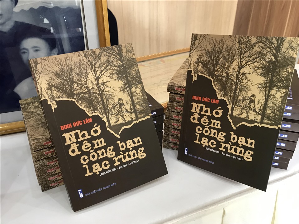 Cuốn sách “Nhớ đêm cõng bạn lạc rừng”. Ảnh: Mai Hương