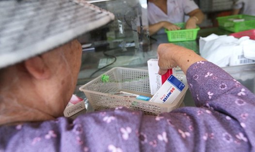 Mua thuốc tại một nhà thuốc bệnh viện ở Hà Nội. Ảnh: Hải Nguyễn