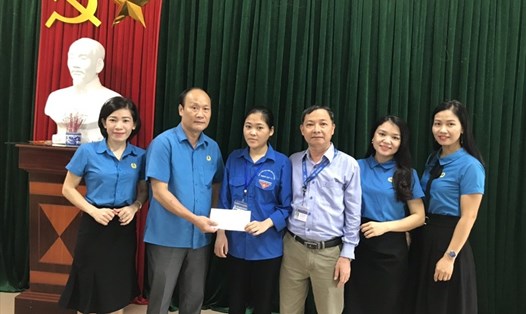 Chủ tịch LĐLĐ tỉnh Nghệ An Nguyễn Tử Phương trao quà cho người lao động bị thiệt hại do mưa lũ. Ảnh: TT