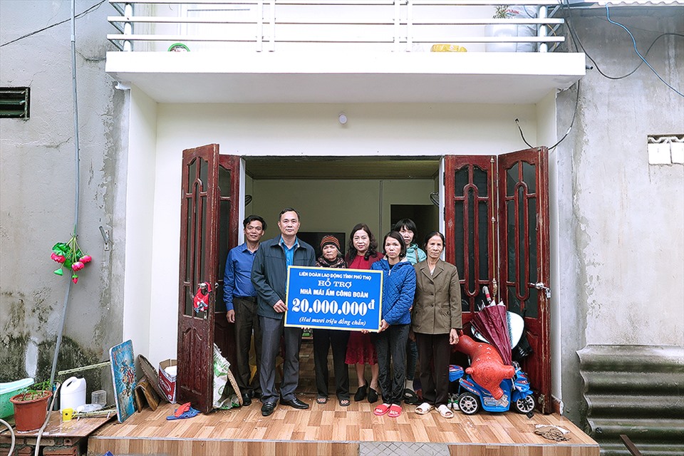 Ông Phạm Sơn – Phó Chủ tịch Thường trực LĐLĐ tỉnh Phú Thọ - trao hỗ trợ cho gia đình đoàn viên Phạm Thị Thuỷ. Ảnh: Hoàng Tuấn.