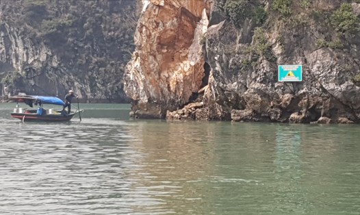 Một núi đá gần khu vực đảo Ti-tốp bị sạt lở. Ảnh: Nguyễn Hùng