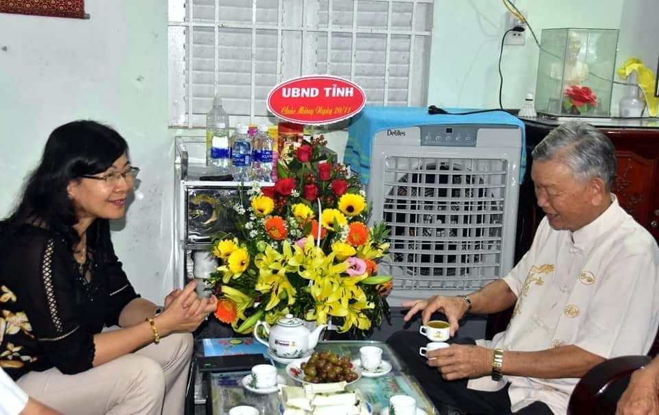 Phó Chủ tịch UBND tỉnh Bạc Liêu Lâm Thị Sang thăm Nhà giáo Nguyễn Đình Thi, nguyên Giám đốc Trung tâm Giáo dục thường xuyên huyện Giá Rai (ảnh Nhật Hồ)
