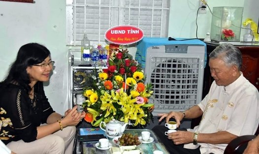 Phó Chủ tịch UBND tỉnh Bạc Liêu Lâm Thị Sang thăm Nhà giáo Nguyễn Đình Thi, nguyên Giám đốc Trung tâm Giáo dục thường xuyên huyện Giá Rai (ảnh Nhật Hồ)