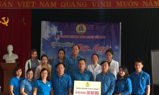 Công đoàn và các doanh nghiệp KCN tỉnh Bắc Ninh trao hỗ trợ lũ lụt tại Hà Tĩnh. Ảnh: CĐ.