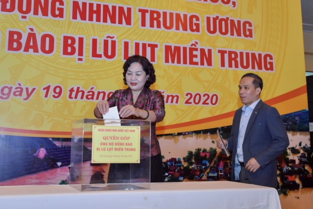 Lãnh đạo Ngân hàng Nhà nước ủng hộ người dân miền Trung bị thiệt hại do mưa bão. Ảnh: Liên Trà