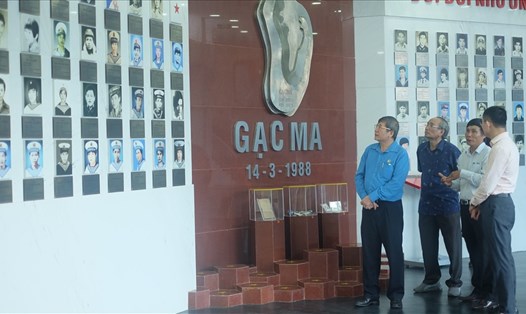 Phó chủ tịch Thường trực Tổng LĐLĐ VN Trần Thanh Hải kiểm tra khu vực bảo tàng Khu tưởng niệm chiến sĩ Gạc Ma.