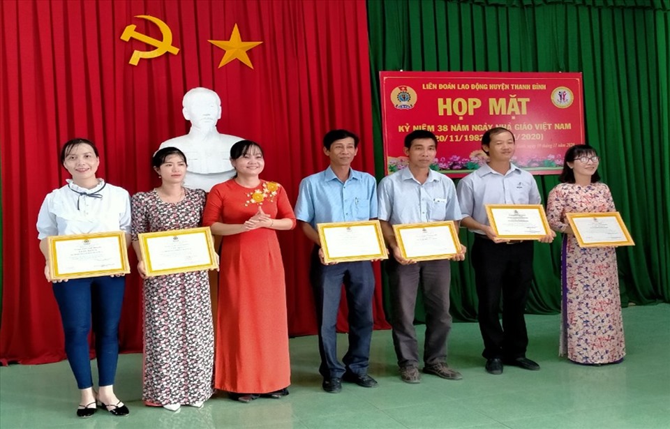 Lãnh đạo LĐLĐ huyện Thanh Bình (tỉnh Đồng Tháp) khen thưởng cho các đội tham gia dự thi. Ảnh: C.T.V