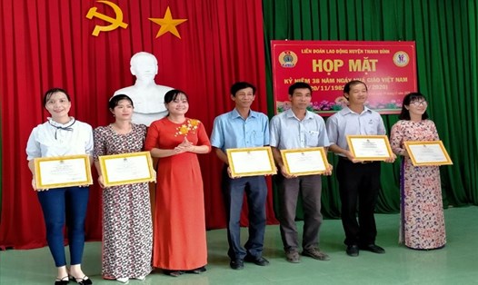 Lãnh đạo LĐLĐ huyện Thanh Bình (tỉnh Đồng Tháp) khen thưởng cho các đội tham gia dự thi. Ảnh: C.T.V