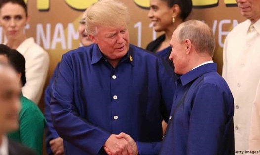 Tổng thống Mỹ Donald Trump và Tổng thống Nga Vladimir Putin bắt tay tại hội nghị cấp cao APEC 2017. Ảnh: AFP.