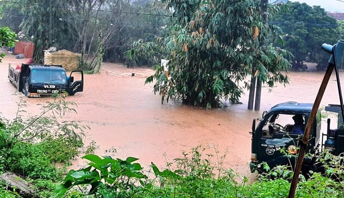 Chính quyền yêu cầu Cty thủy điện cắt lũ để tìm kiếm người dân bị nước lũ cuốn. Ảnh TA