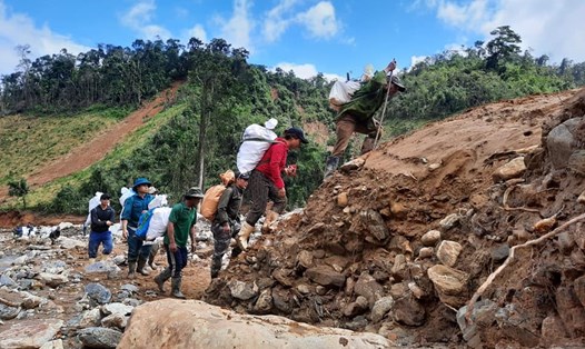 Cõng hàng vượt núi, đi bộ để tiếp tế dân vùng cô lập ở Phước Sơn, Quảng Nam. Ảnh: Nguyễn Kỷ