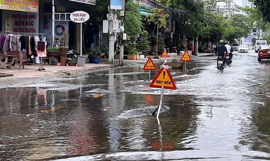 Một tuyến đường ngập sâu do mưa và triều cường gây nguy kiểm cho người tham gia giao thông (ảnh Nhật Hồ)