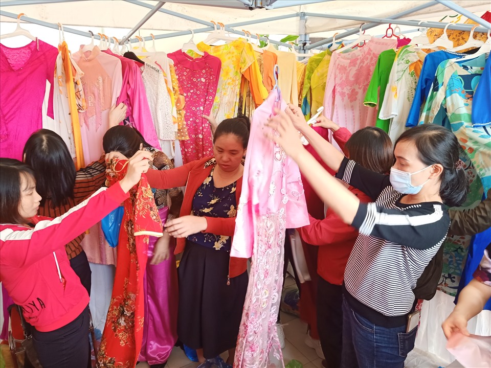 Các chị em thử áo dài. Ảnh: Diệu Thuý