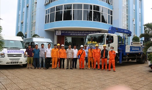 Đội xung kích PC Đắk Nông ra quân hỗ trợ tỉnh Quảng Ngãi khắc phục sự cố
điện do bão số 9 gây ra.