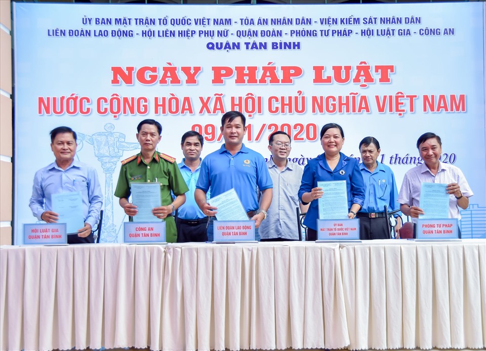 Đại diện các cơ quan chức năng của Quận Tân Bình ký kết thực hiện mô hình phối hợp tuyên truyền, tư vấn pháp luật thông qua kiot thông tin đại đoàn kết tại khu dân cư. Ảnh Đức Long