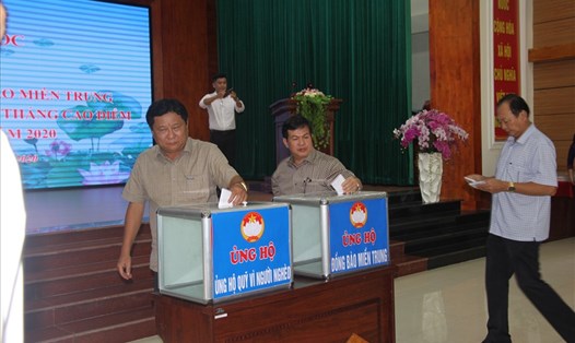 Chỉ trong 1 buổi phát động, huyện Phú Quốc đã tiếp nhận 1 tỉ đồng ủng hộ đồng báo miền Trung. Ảnh: Hoàng Dung