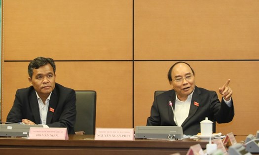 Thủ tướng Nguyễn Xuân Phúc trao đổi với các đại biểu Quốc hội tại buổi thảo luận tổ. Ảnh: Chí Linh