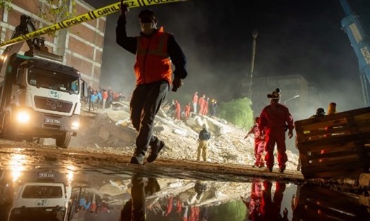 Con số thiệt mạng trong trận động đất mạnh vào 30.10 ở khu vực biển Aegean đã lên tới 81 người. Ảnh: AFP