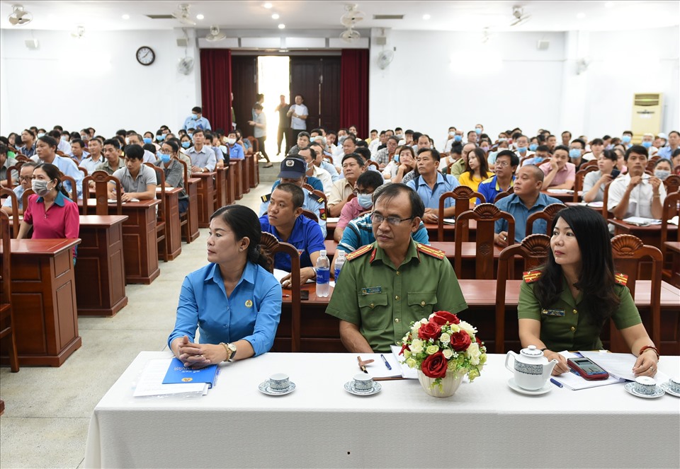 Các cán bộ công đoàn, nghiệp đoàn, CNVCLĐ nghe tuyên truyền, phổ biến quy định bảo đảm an ninh trật tự, phòng cháy chữa cháy. Ảnh Đức Long
