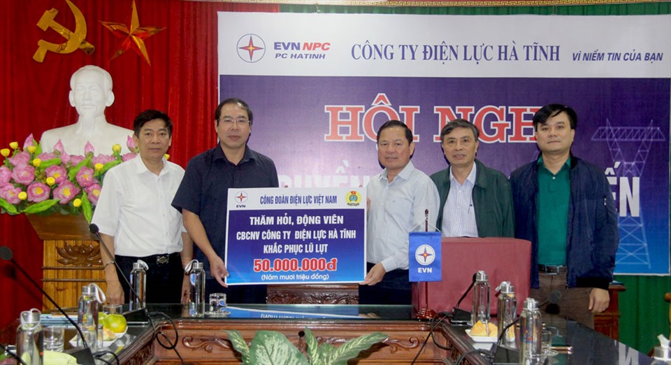 Ông Đỗ Đức Hùng (thứ hai từ trái sang) -  Chủ tịch Công đoàn Điện lực Việt Nam trao hỗ trợ PC Hà Tĩnh. Ảnh: Thảo Hương