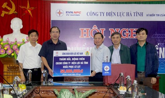 Ông Đỗ Đức Hùng (thứ hai từ trái sang) -  Chủ tịch Công đoàn Điện lực Việt Nam trao hỗ trợ PC Hà Tĩnh. Ảnh: Thảo Hương