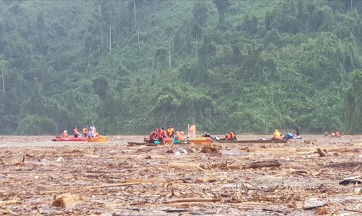 Lực lượng tìm kiếm nạn nhân mất tích ở Trà Leng trên sông. Ảnh: Hoàng Thọ