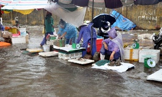 Bảo đảm an toàn thực phẩm mùa bão lụt. Ảnh: Ban Quản lý an toàn thực phẩm TPHCM