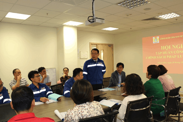 Ông Shigeru Matsuda – Trưởng phòng Nhân sự Công ty TNHH Lọc hóa dầu Nghi Sơn phát biểu tại tập huấn công tác chính sách pháp luật năm 2020. Ảnh: CĐ DKVN