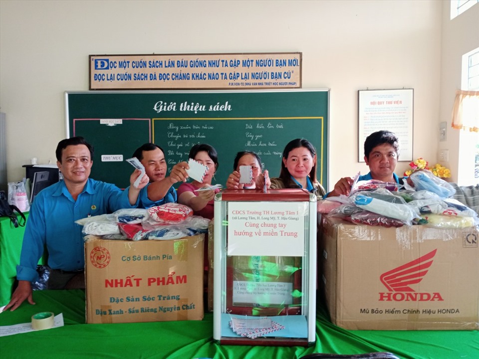 CĐCS trường tiểu học Lương Tâm 1, huyện Long Mỹ đóng góp ủng hộ đồng bào miền Trung. Ảnh: hoài Phúc